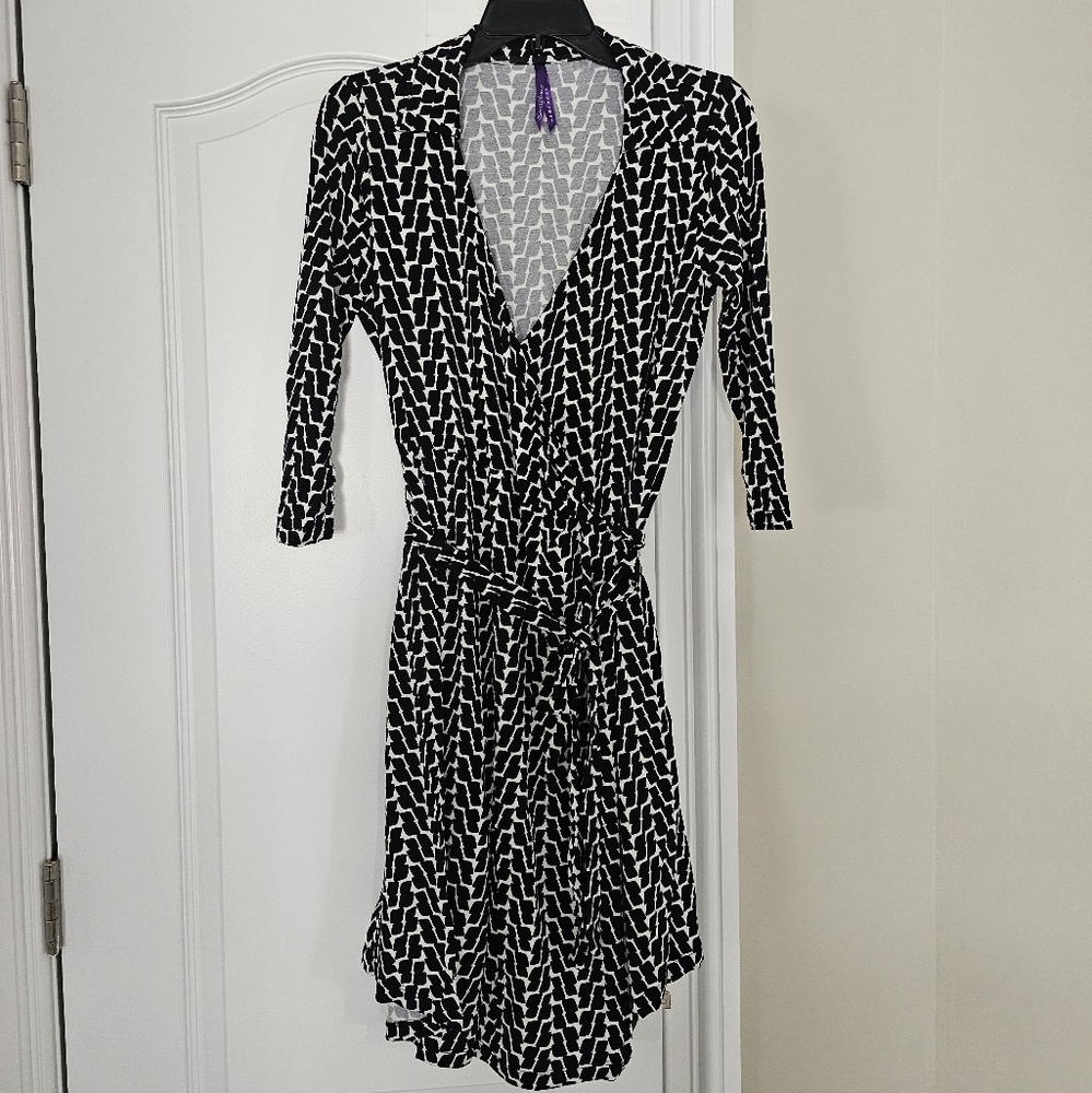 Seraphine Maternity Black and White Geometric Wrap Dress Size 6